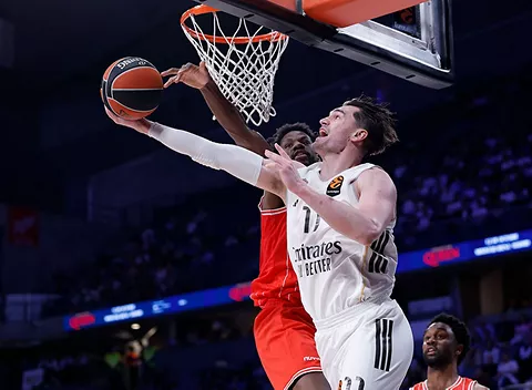 Mario encestando